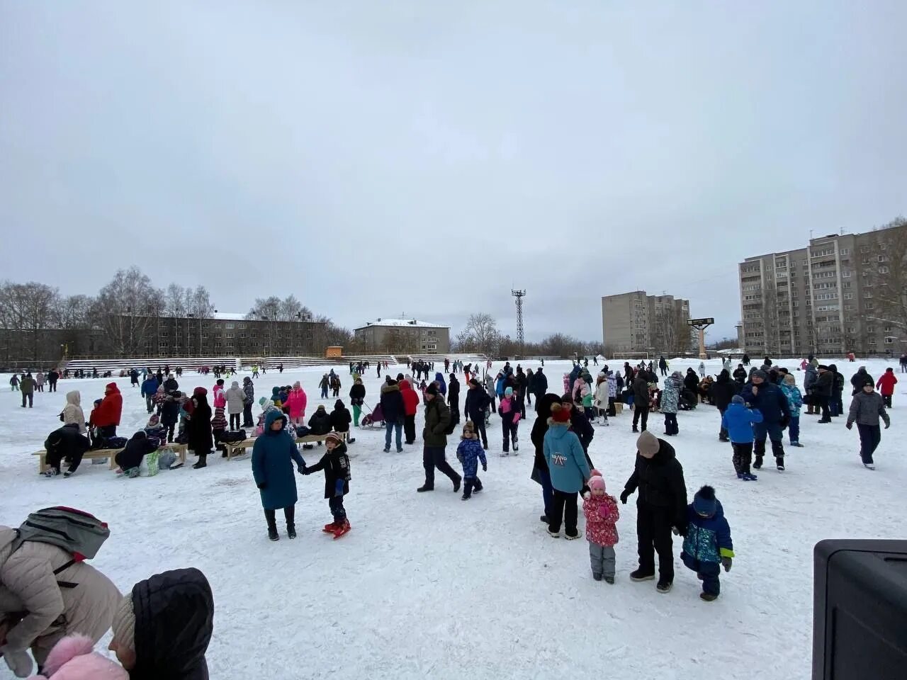 Стадион Машиностроитель Киров. Каток Машиностроитель Киров. Каток в Кирове. Каток в Московском микрорайоне 3. Каток киров цена