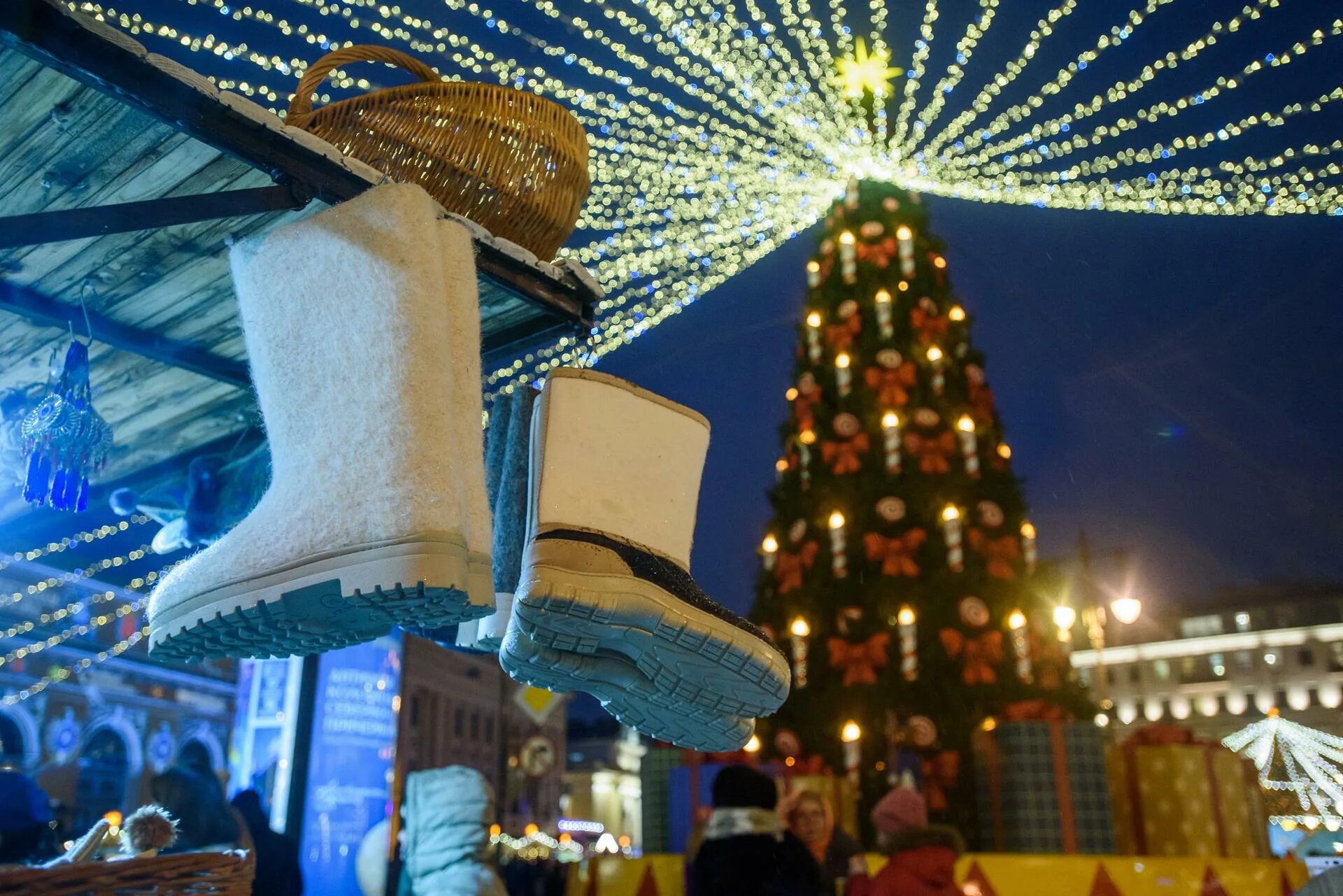 Новый год ветер. Празднование нового года. Празднование нового года в москве. Прогноз на новогоднюю ночь в москве. Новый год люди на улице.