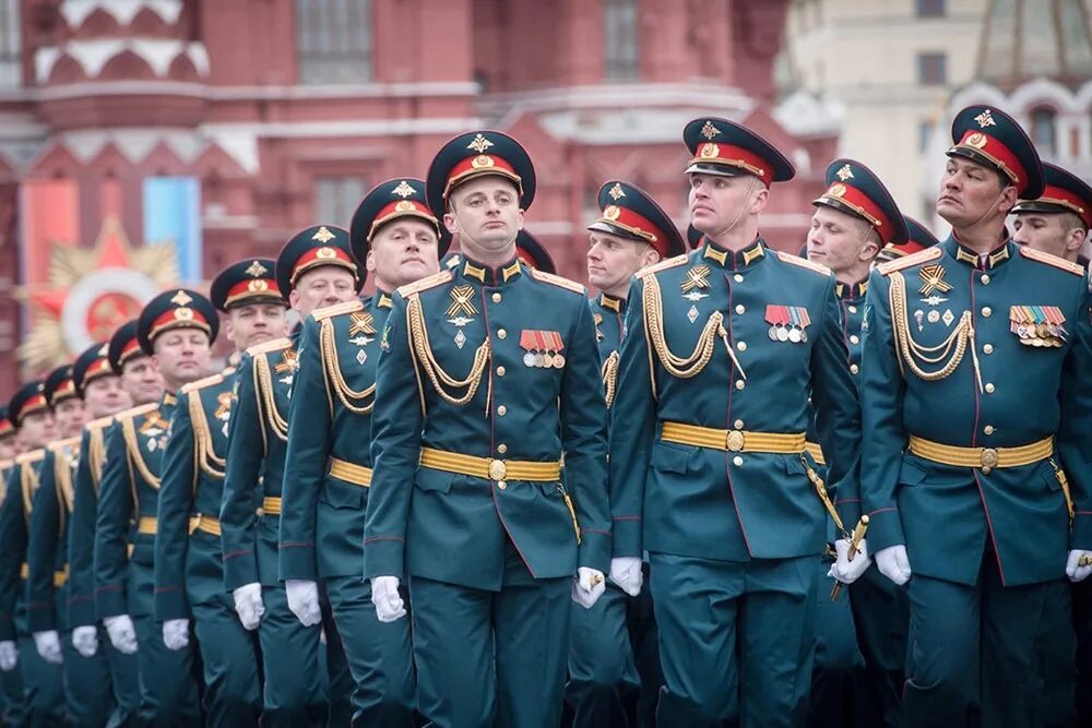 Москве офицеры. Парадная форма солдат армии РФ. Парадная форма прапорщика вс РФ 2022. Парадная форма офицеров инженерных войск РФ. Парадный Строй на красной площади.