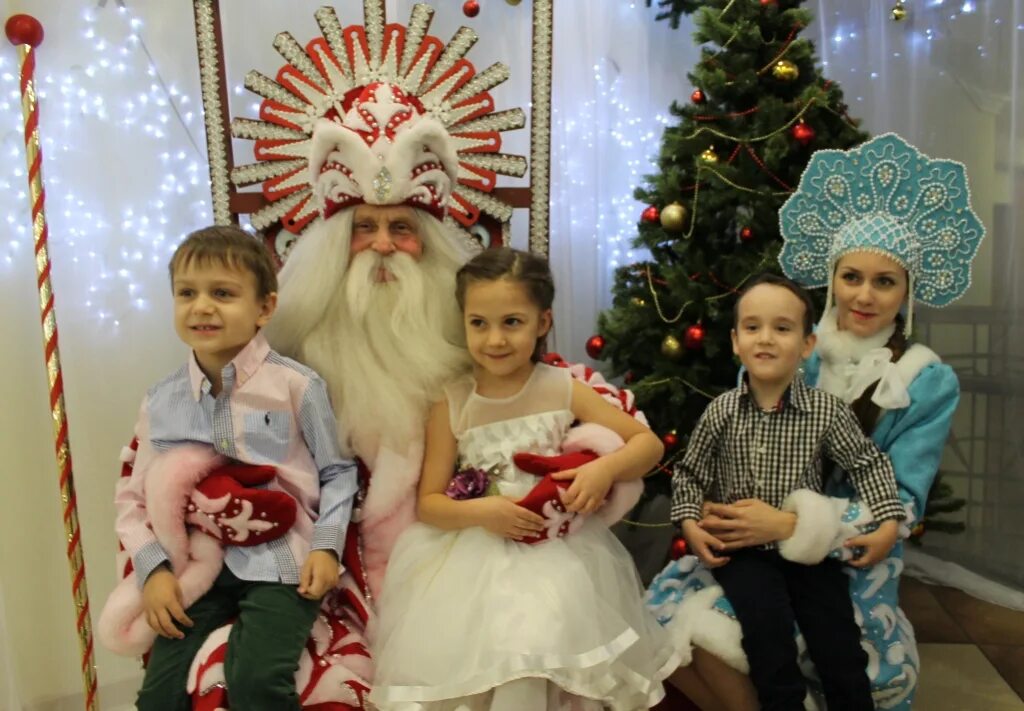 Новогоднее представление для многодетных семей. Караганда 2015 новогодняя елка в дк для многодетных семей медведи. Новогоднее представление для многодетных семей. Новая больница мамина елка. Новый год зеленоград малышам.