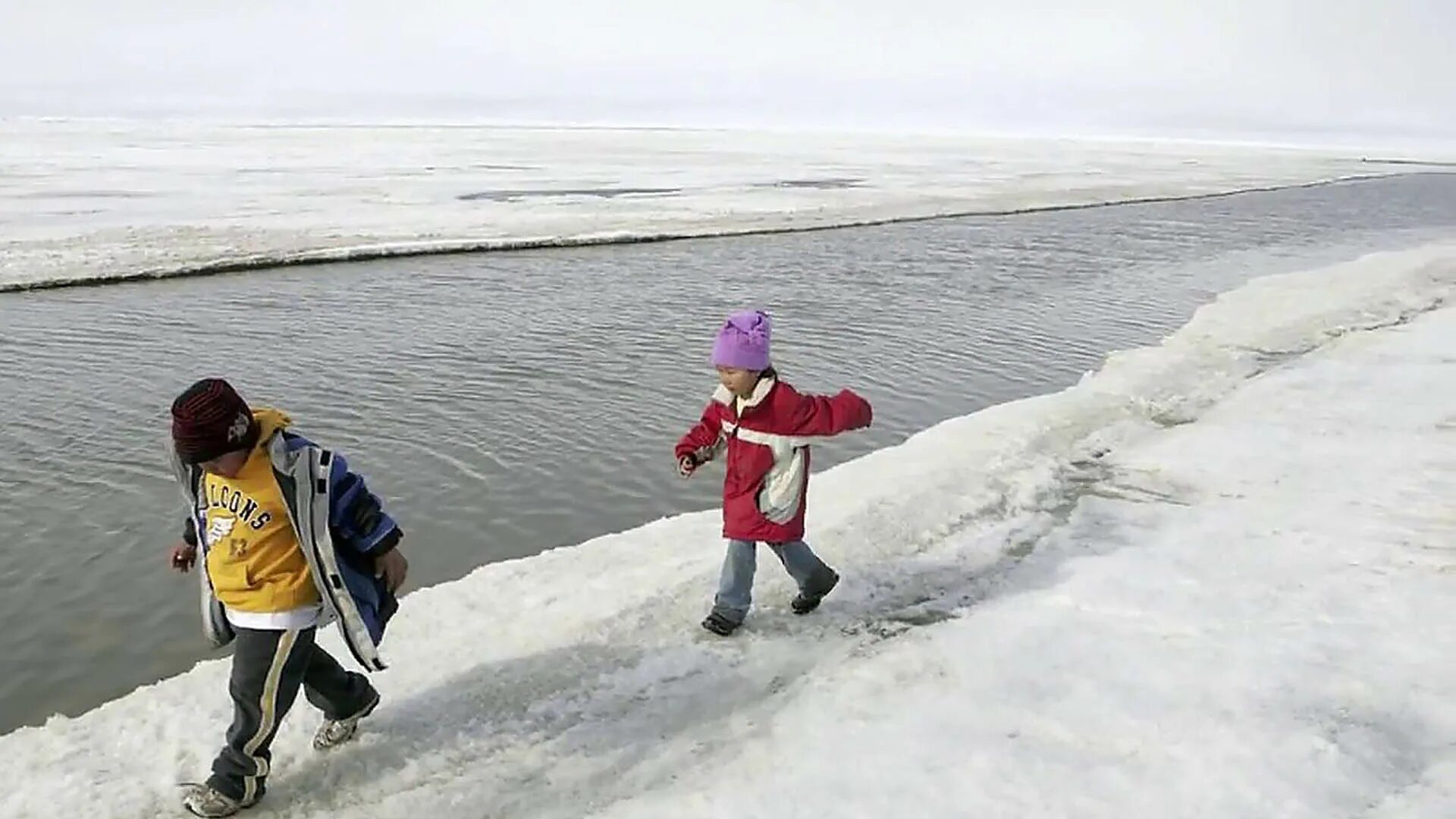 цветные льдинки. весенний лед и дети на реке. зима для детей. кусок льда. дети на весеннем льду.