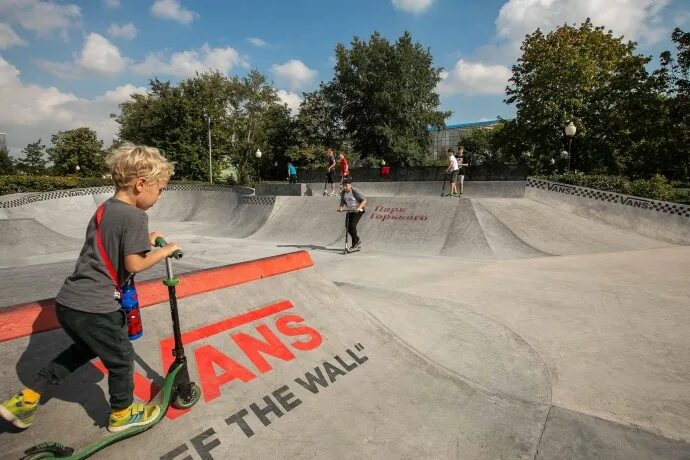 Скейт парк vans парк Горького. Скейтпарк в парке Горького. Парк Горького Москва скейт парк. Скейт парк Ванс в парке Горького.