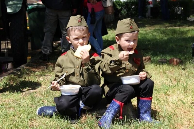 9 мая 80. Солдатская каша на 9 мая. Полевая каша на 9 мая. Солдатские дети. День Победы для детей.