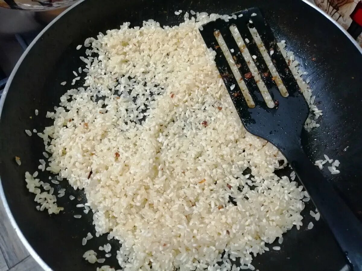 Рис на сковороде рассыпчатый. Рис в сковородке. Рис рассыпчатый на гарнир в сковороде. Рис пассированный.
