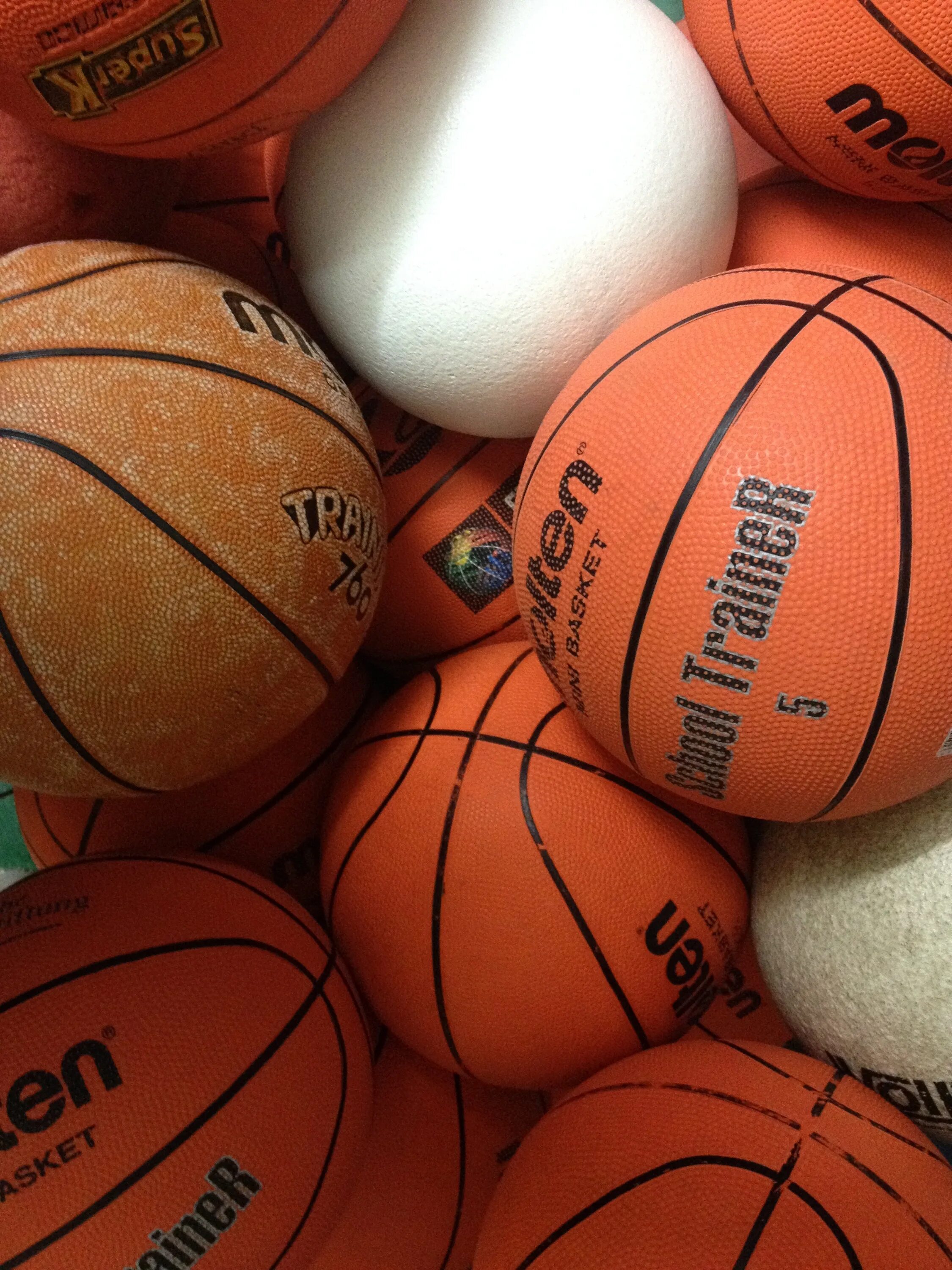 Спортивные магазины баскетбольные мячи. Спортивные мячи. Баскетбол. Красивые баскетбольные мячи. Баскетбольные мячи много.