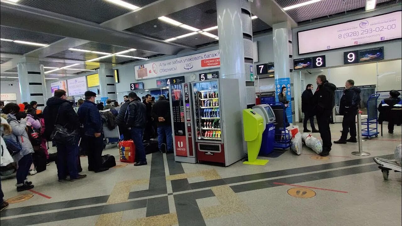 Питьевая вода в аэропорту. Аэропорт Минеральные воды. Аэропорт КМВ. Аэропорт мин воды внутри. Мин воды аэропорт новый терминал.