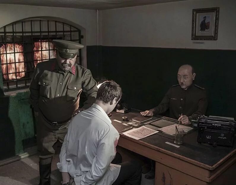 Допрос под. Допрос с лампочкой. Кабинет нквд допросная. Допрос свидетеля. Физрук допрос фомы.