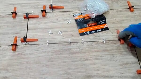 Выравниватель для плитки на пол. Маячки под плитку. Маяки для плитки. Система укладки плитки свп. Зажим и клин свп для плитки.