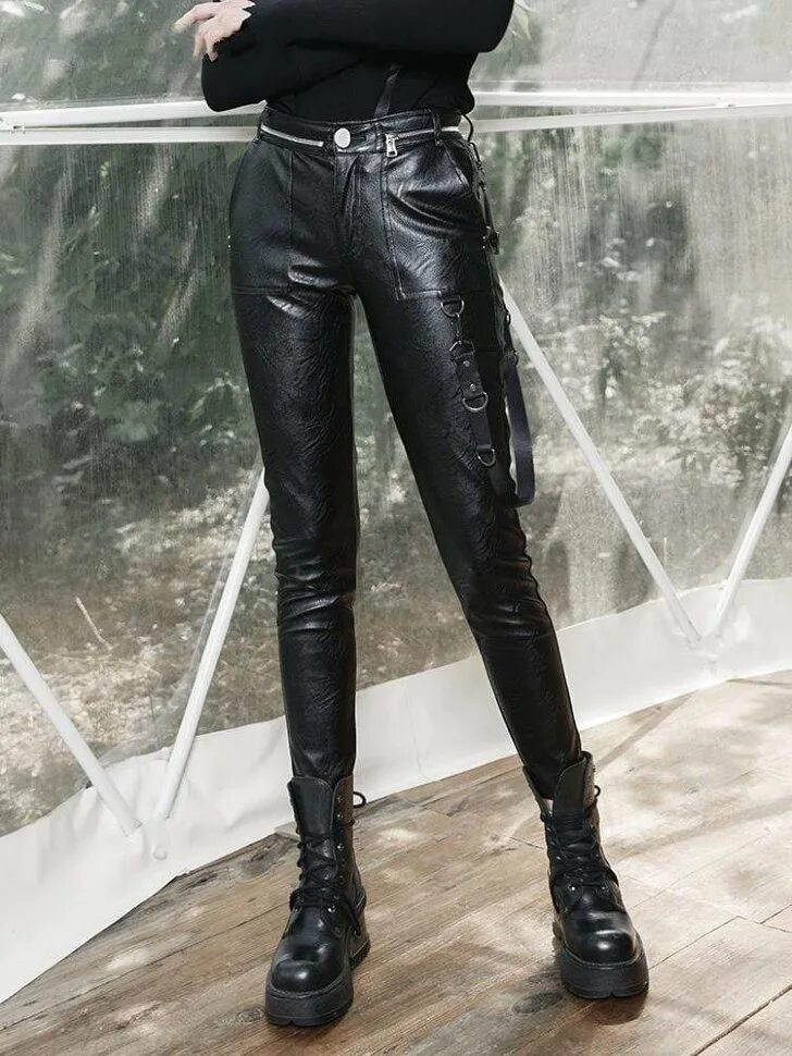 Кожаные штаны на английском. Mens leather pants. Мужские кожаные штаны фетиш. Кожаные карго мужские. Кожаные брюки 2023.