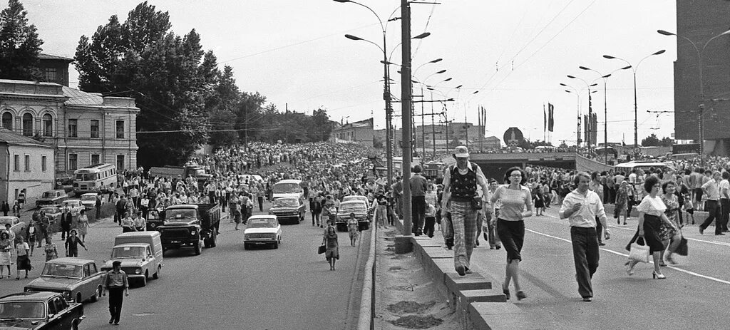 Москва 1980 похороны Высоцкого. 28 Июля 1980 года похороны Высоцкого. 25 Июля 1980 Высоцкий похороны. Площадь прощанья