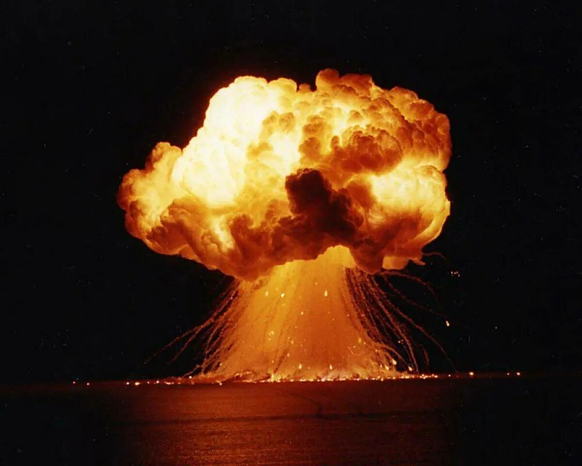 Сайт ядерного взрыва. Взрыв энергии. Супер взрыв. Взрыв бомбы. Большой ядерный взрыв.