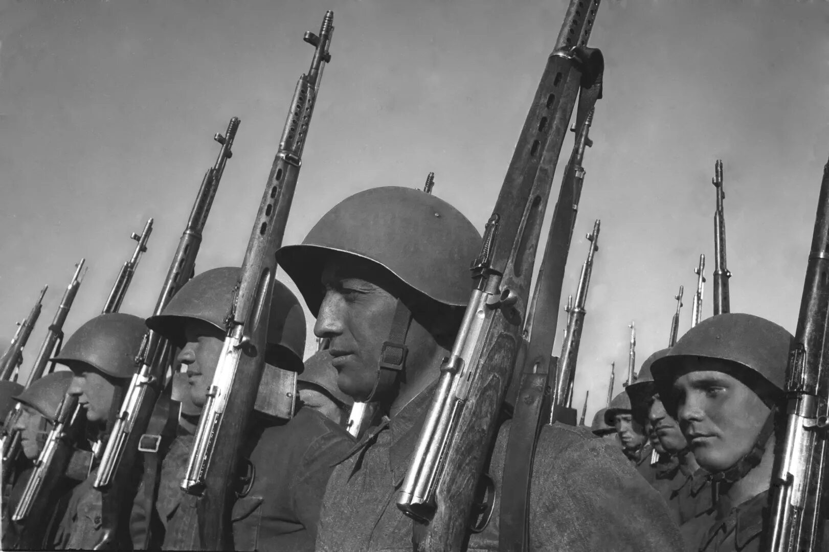 Известная военная операция. Советский солдат второй мировой войны 1941. Солдат с свт-40. Советский солдат с свт-40. ВОВ 1941 Строй солдат СССР.