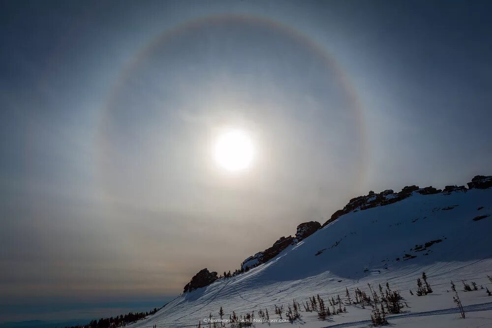 гало радуга вокруг солнца. гало солнечное явление. зимняя радуга гало. радуга зимой. гало зимой фото.