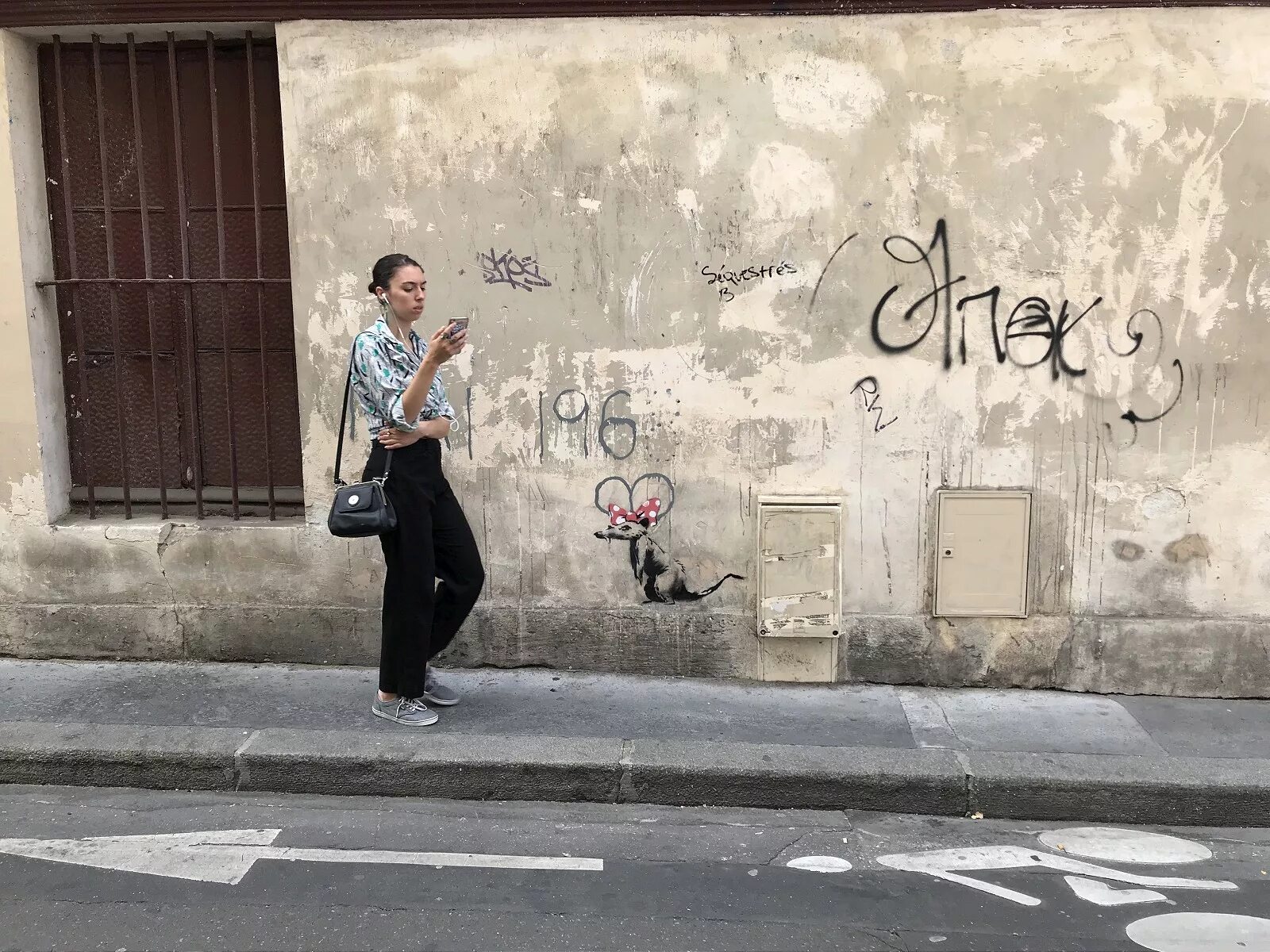 They carry he. Бэнкси в Париже. Париж граффити Бэнкси. Уличный художник Парижа человек. Париж вандализм.
