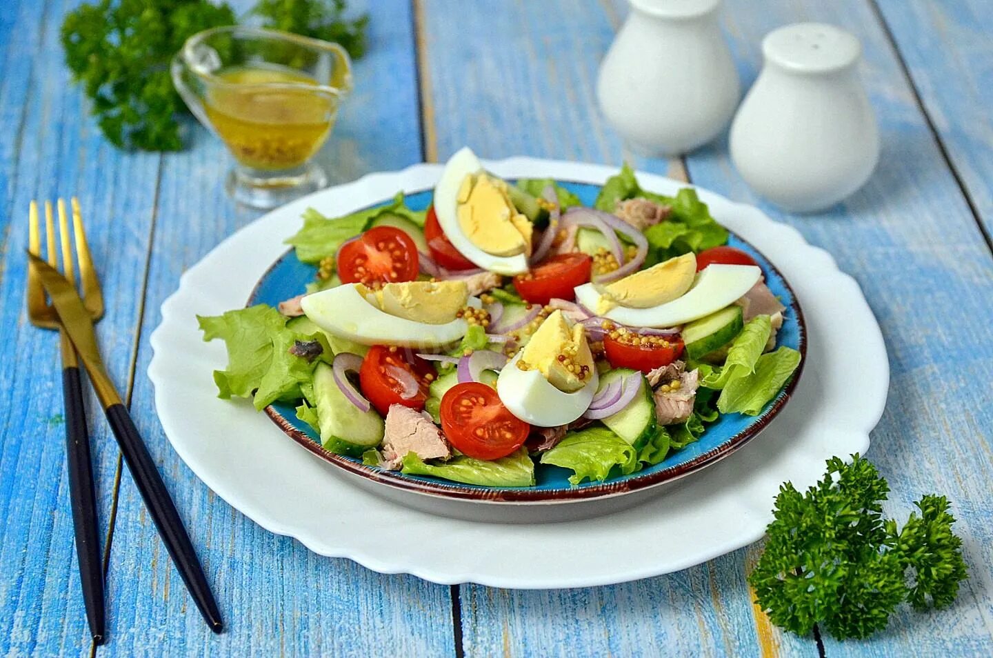 Салат с тунцом. Salat s tunzom. Салат с тунца консервированного. Салат с консервированным тунцов. Вкусный салат с тунцом консервированным рецепт