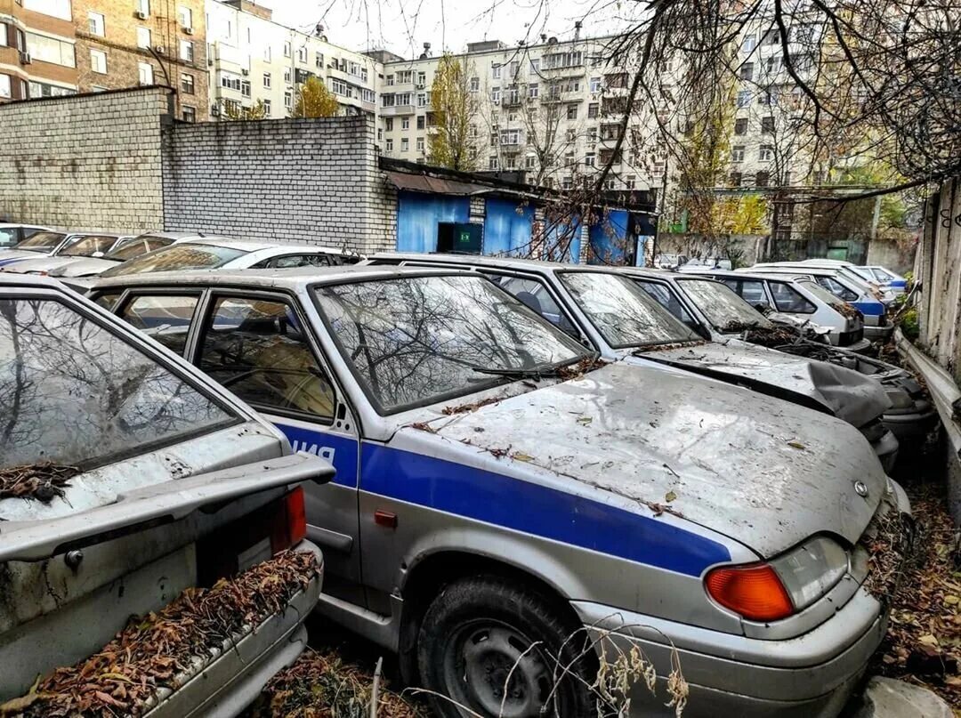 ВАЗ 2114 автосвалка. Списанные автомобили полиции. Списанные милицейские машины. Списанные служебные автомобили.