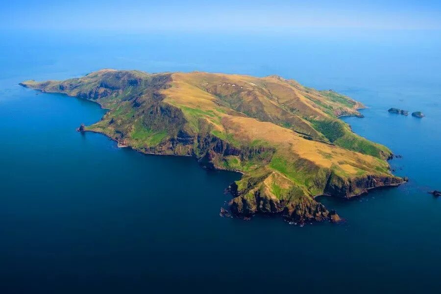 Island значение. Остров Монерон Сахалин. Монерон Южно-Сахалинск остров. Природный парк остров Монерон. Остров Монерон заповедник.