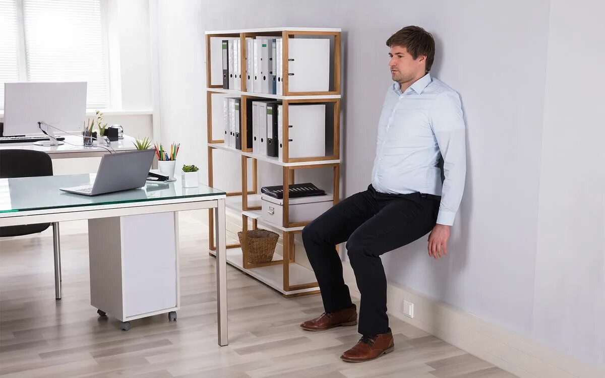 Настенный стол minimal wall desk. Складной стул connubia olivia. Приставить стул к стене. Складной стул в прихожую на стену. Акцентная стена на кухне у стола.