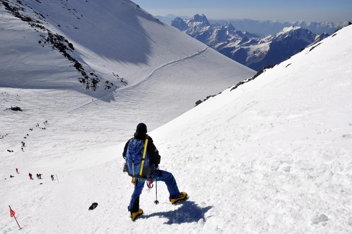 Восхождение на эльбрус 2021. Треккинг на эльбрус. Эльбрус трубоприемник. Вершина эльбруса 5642. Вид на эльбрус с чегета зимой.