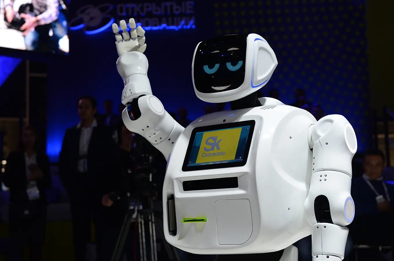 Включи новый робот. Робот помощник Promobot. Современные роботы. Русский робот. Новейшие роботы.