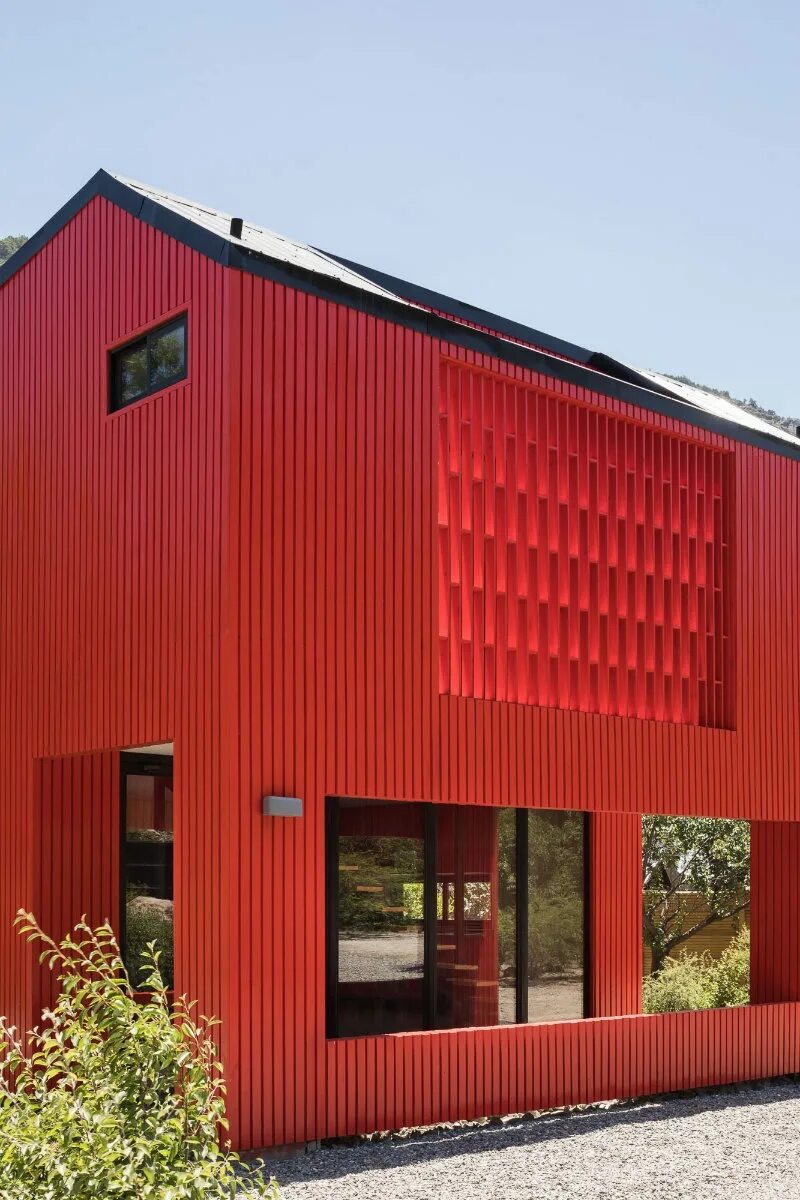 Домики красного цвета. Красный дом. Красный домик. Домик красного цвета. Модульный дом красного цвета.