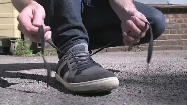 Развязанные шнурки. Ботинки с развязанными шнурками. Порванный шнурок. Развязался шнурок на ботинке. Песню завяжи шнурки