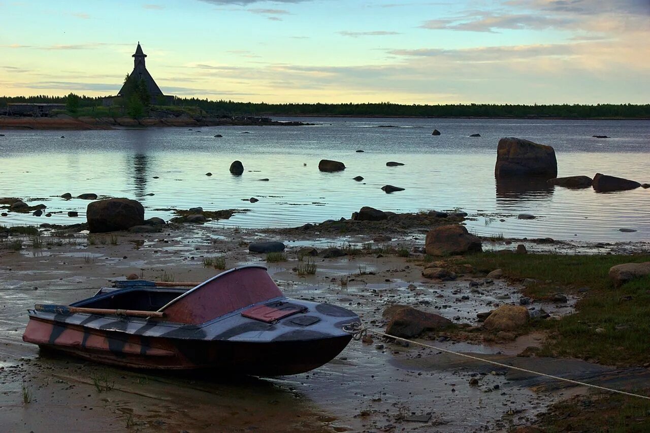Соловецкие острова это крупнейший архипелаг. Соловецкий архипелаг лодка. остров большой соловецкий моря и океаны. катание на лодках соловки. поселок остров.