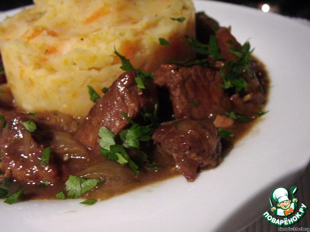 Гуляш из говядины с пюре. Свинина поджарка (гуляш). Пюре с мясом. Пюре картофельное с мясной подливкой. Гуляш из говядины с пюре.
