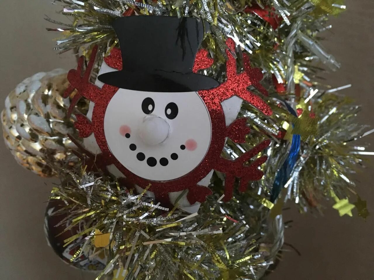 поделка на новый год в школу. сделать поделку на старый новый год. новогодние игрушки из лампочек. сделать поделку на старый новый год. оригинальные игрушки на елку.