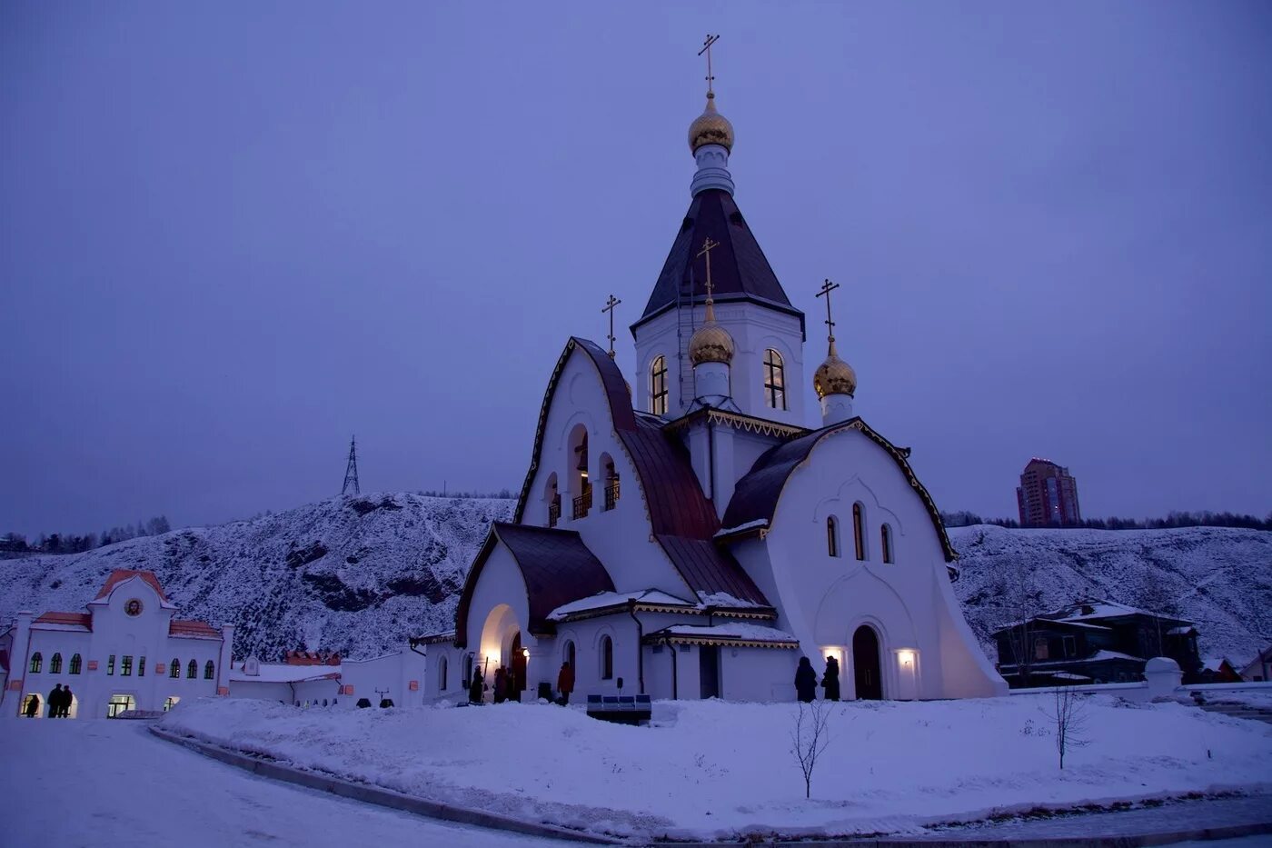 В красноярском крае храмы. Церковь в Ветлужанке Красноярск. Успенский мужской монастырь Красноярск. Церковь на берегу Енисея Красноярск. Храм иконы Божией матери в Красноярске.