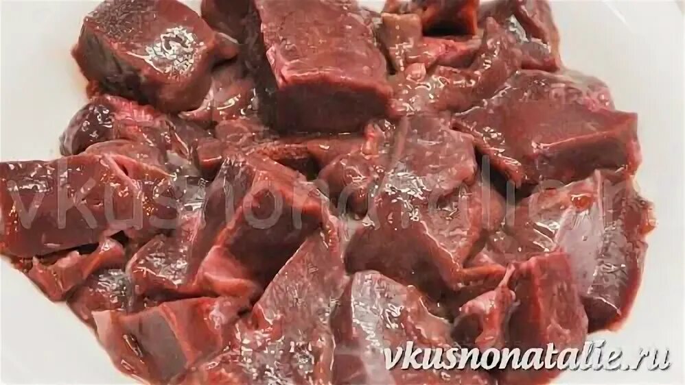 Рецепт говяжьей печени с овощами. Говяжья печень нарезанная. порционные куски печени.