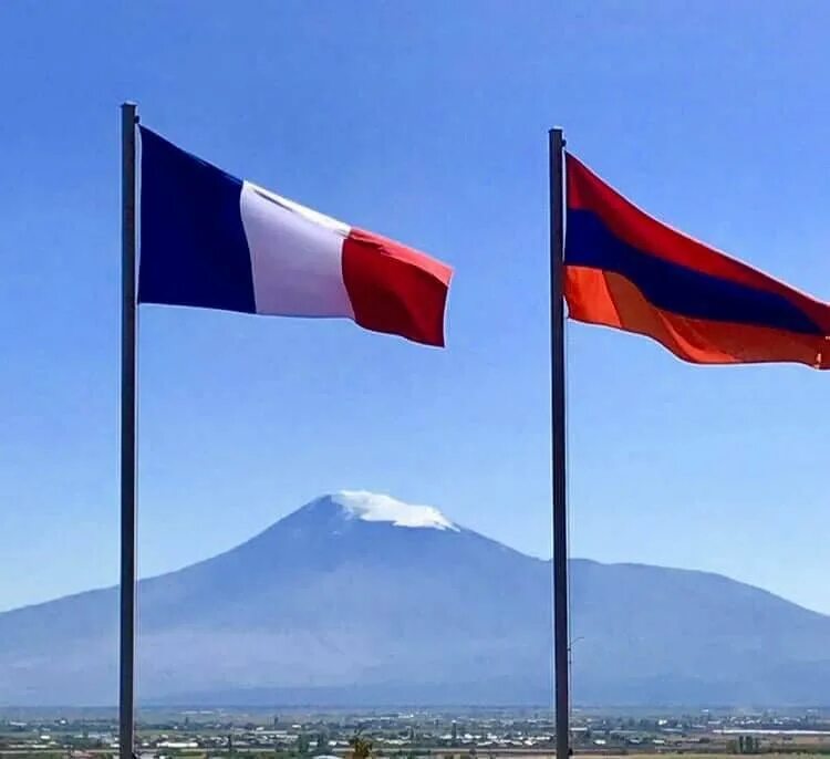 Пашинян во франции. Макрон пашинян алиев. Франция-армения-россия. Флаг франции и ареинии. Армянский французский.