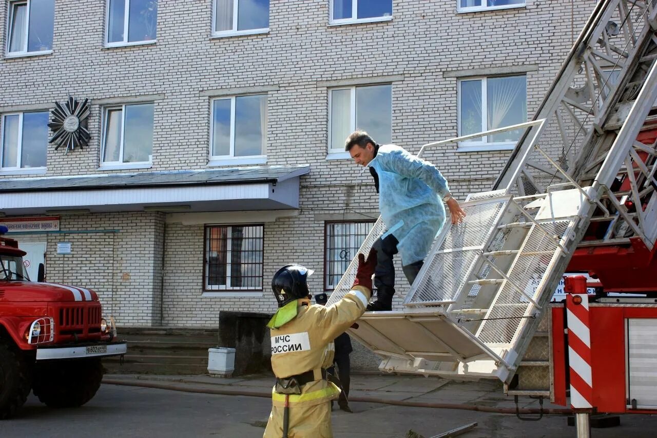 Чс в лечебных учреждениях. Тушение пожаров в больницах. Пожары в лечебных учреждениях. Эвакуация здания. Эвакуация людей при пожаре.