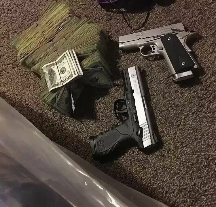 Guns bithes s money. Стволы и деньги. Револьвер и деньги. Стволы и деньги. Guns bithes s money.