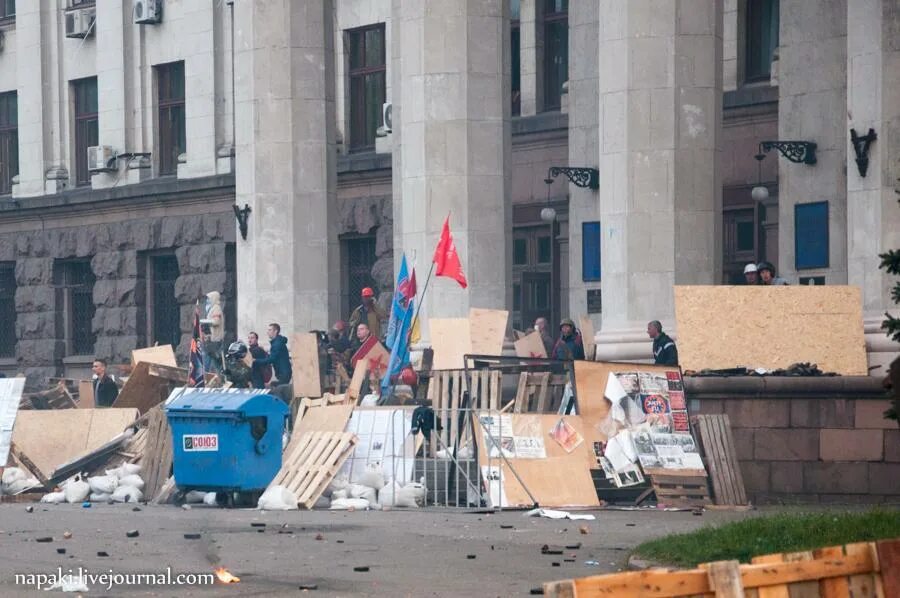 Одесса дом профсоюзов 2 мая 2014. Одесса 2 мая 2014 антимайдановцы. Одесса 2 мая дом профсоюзов.