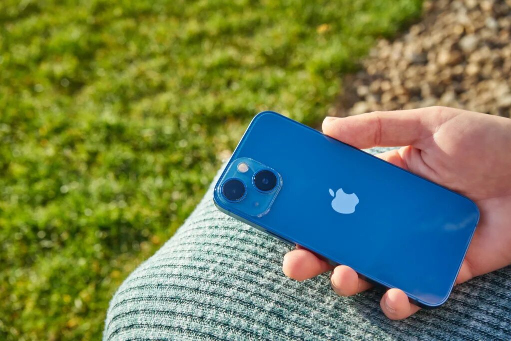 Айфон 13 в живую. Iphone 13 Mini Blue. Iphone 13 Mini синий. 13 Mini 128 Blue. Iphone 13 Blue 128 GB.