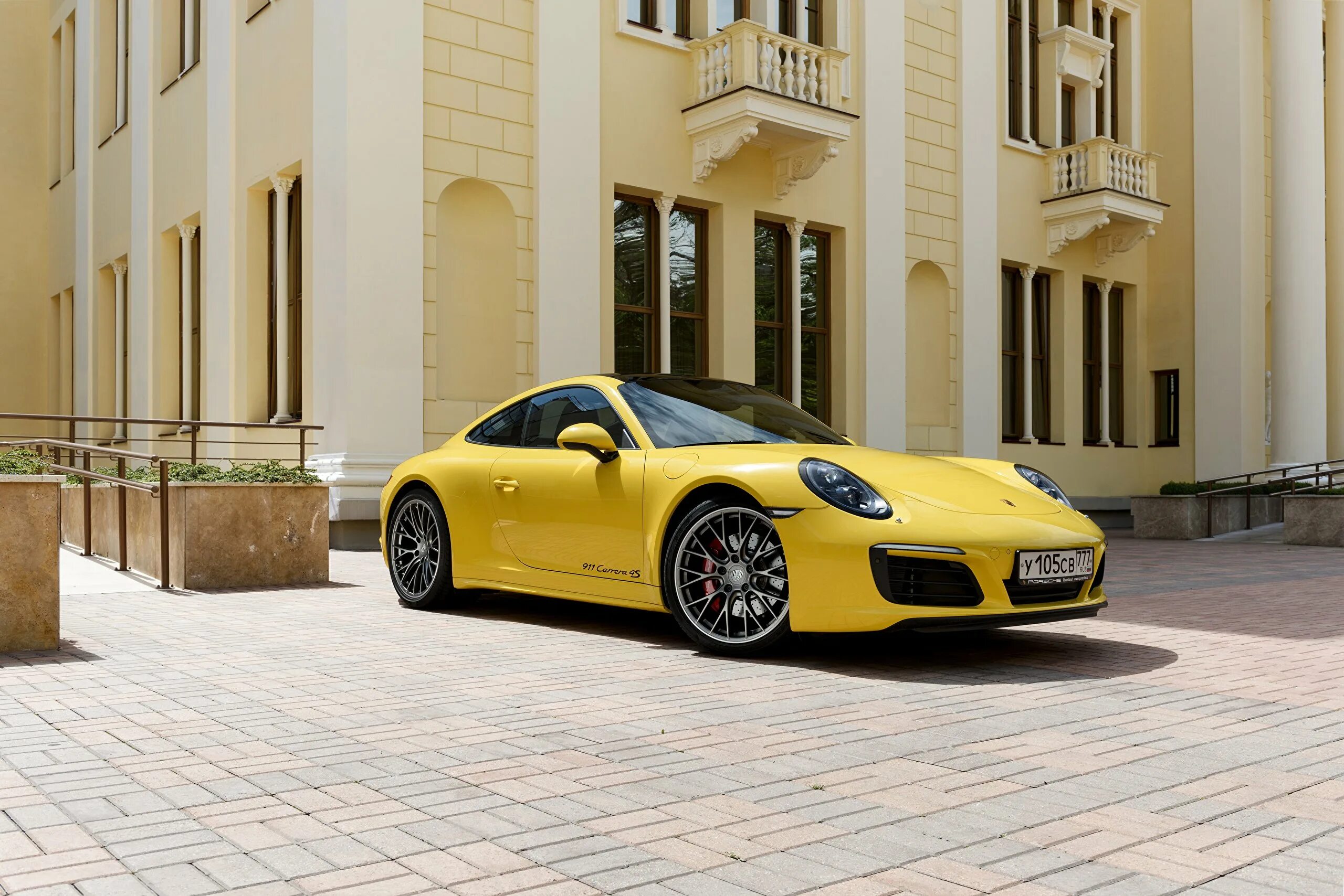 Porsche 911 Carrera желтый. Желтая 911 Porsche Carrera 4s. Porshe 911 Carrera 4s 2015. Порше 911 желтый.