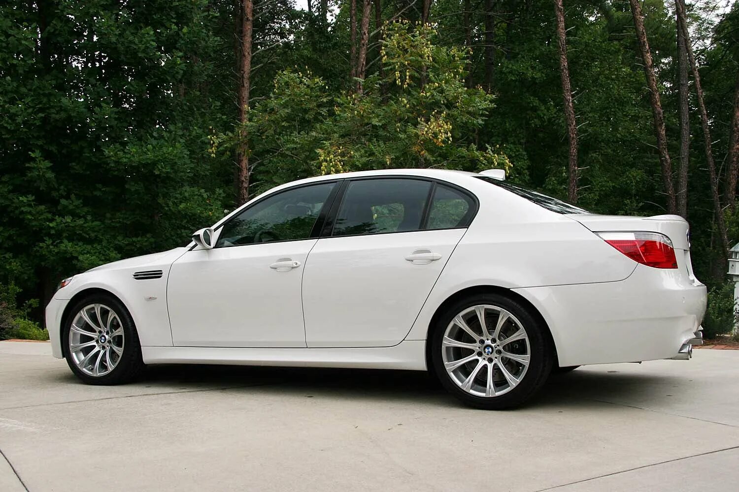 Белая е60. BMW e60 White. M5 e60 белая. BMW m5 e60 белая. БМВ м5 е60 белая.