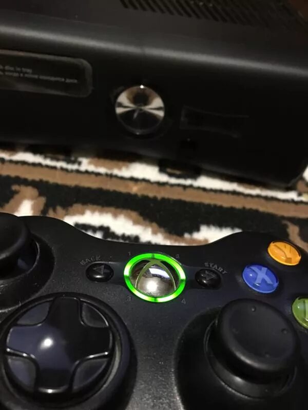 Xbox в 5020. Перезапустить консоль Xbox. Кнопка подключения на консоли Xbox 360. Выключение приставки ПС 3. Джойстик горит красным