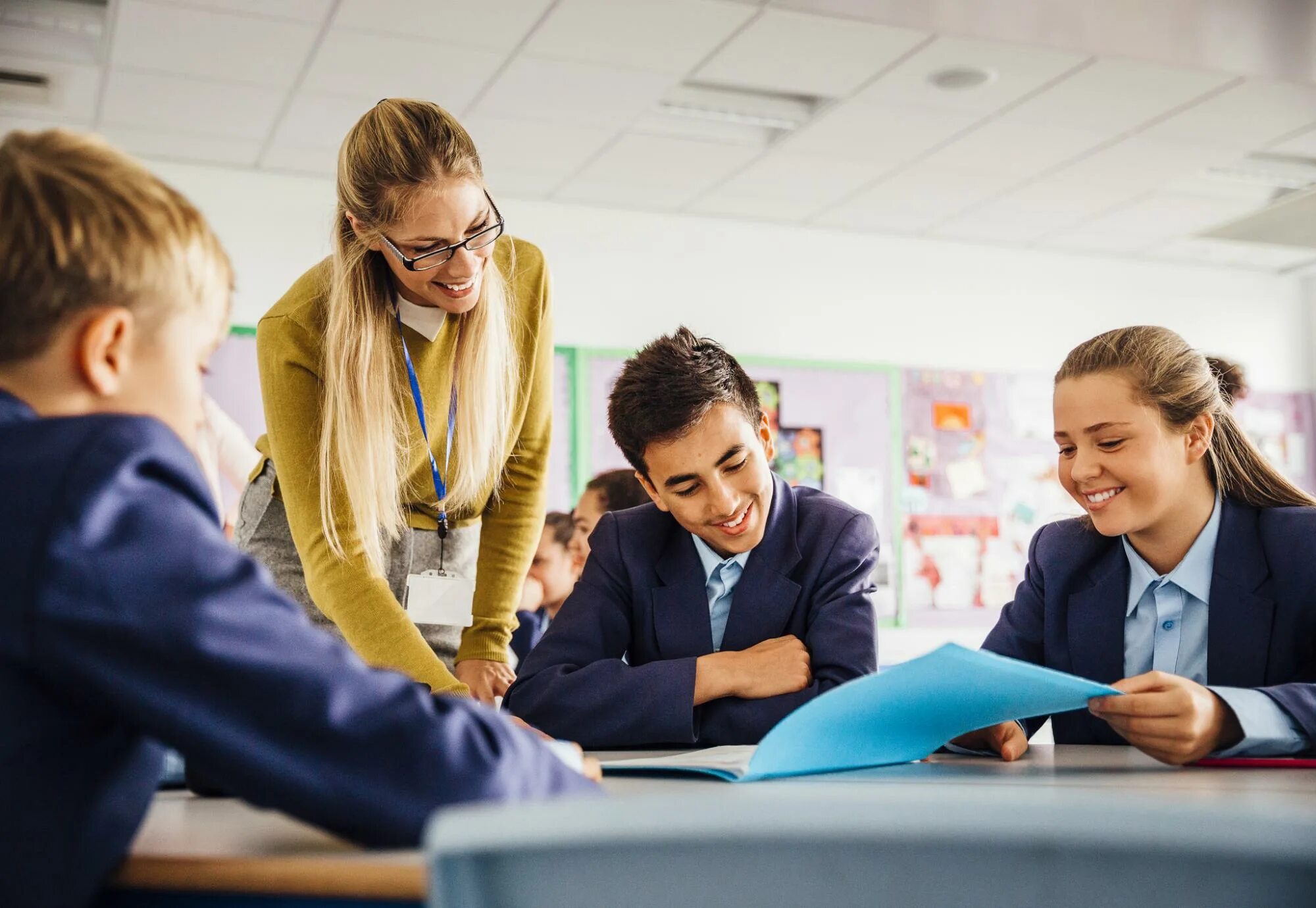 School teach. Учитель профессионал. Преподаватель профессионал. Сотрудники образовательных учреждений. Команда педагогов профессионалов.