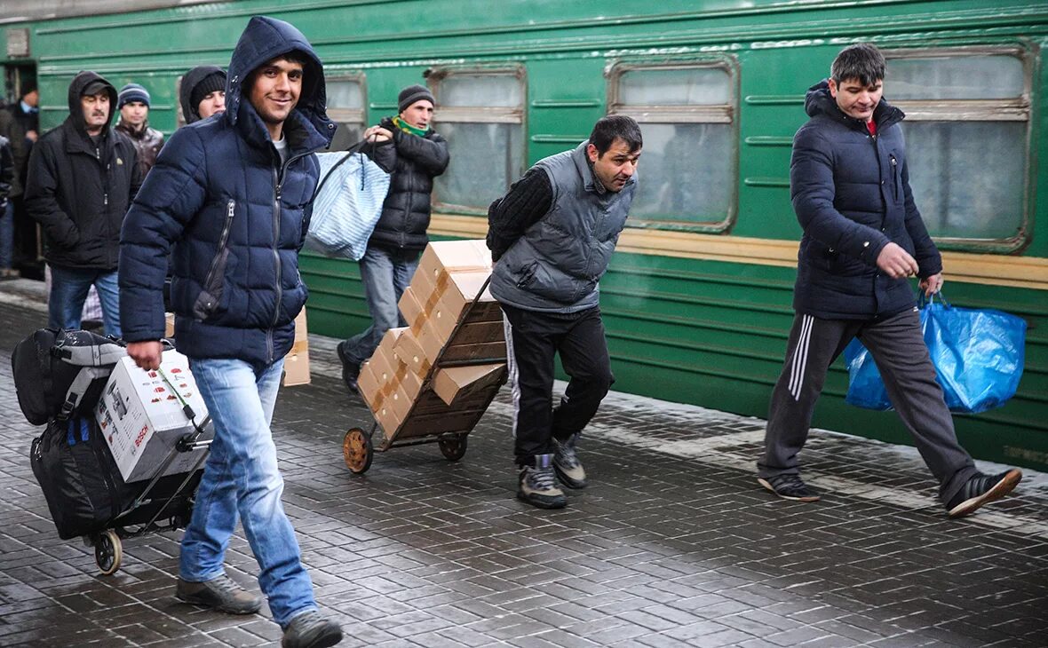 Таджики бегут из москвы сегодня. Таджики едут в Россию. Таджикские мигранты в России. Таджикские гастарбайтеры в России. Мигранты гастарбайтеры.