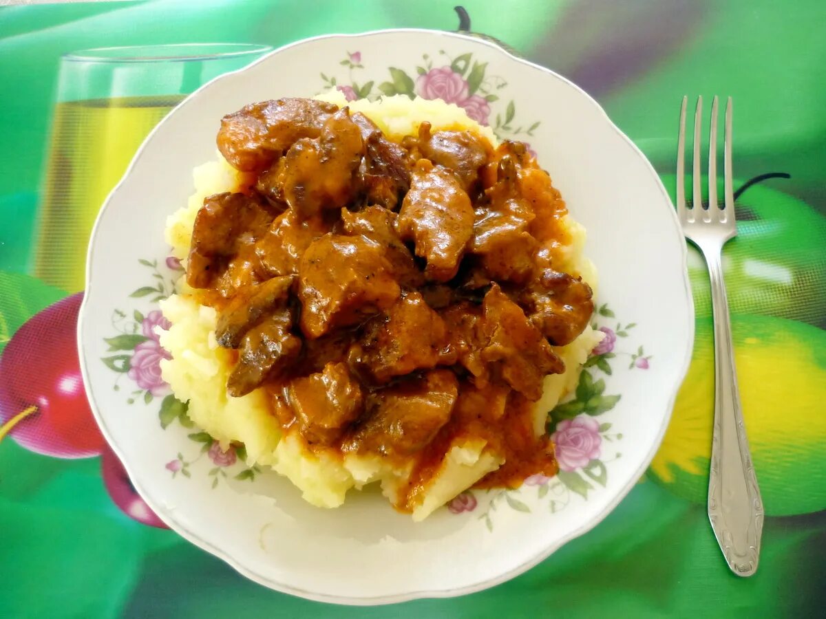 Поджарка и гуляш. Гуляш из свинины с подливкой и пюре. Картофельное пюре с гуляшом из свинины. Гуляш из свинины с подливкой. Гуляш из говядины с подливкой и картофельным пюре.