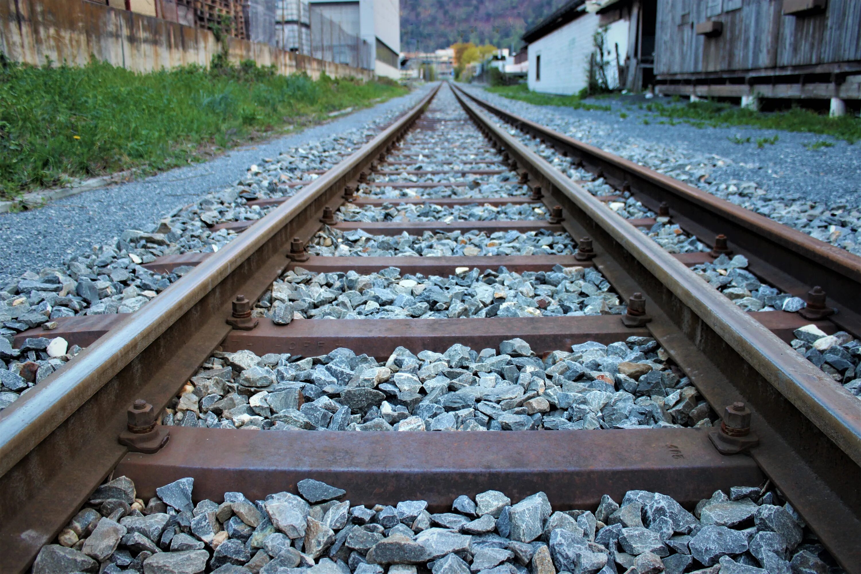 Railway line. Рельсы. Железнодорожное полотно. Камни под рельсами. Щебень на железной дороге.