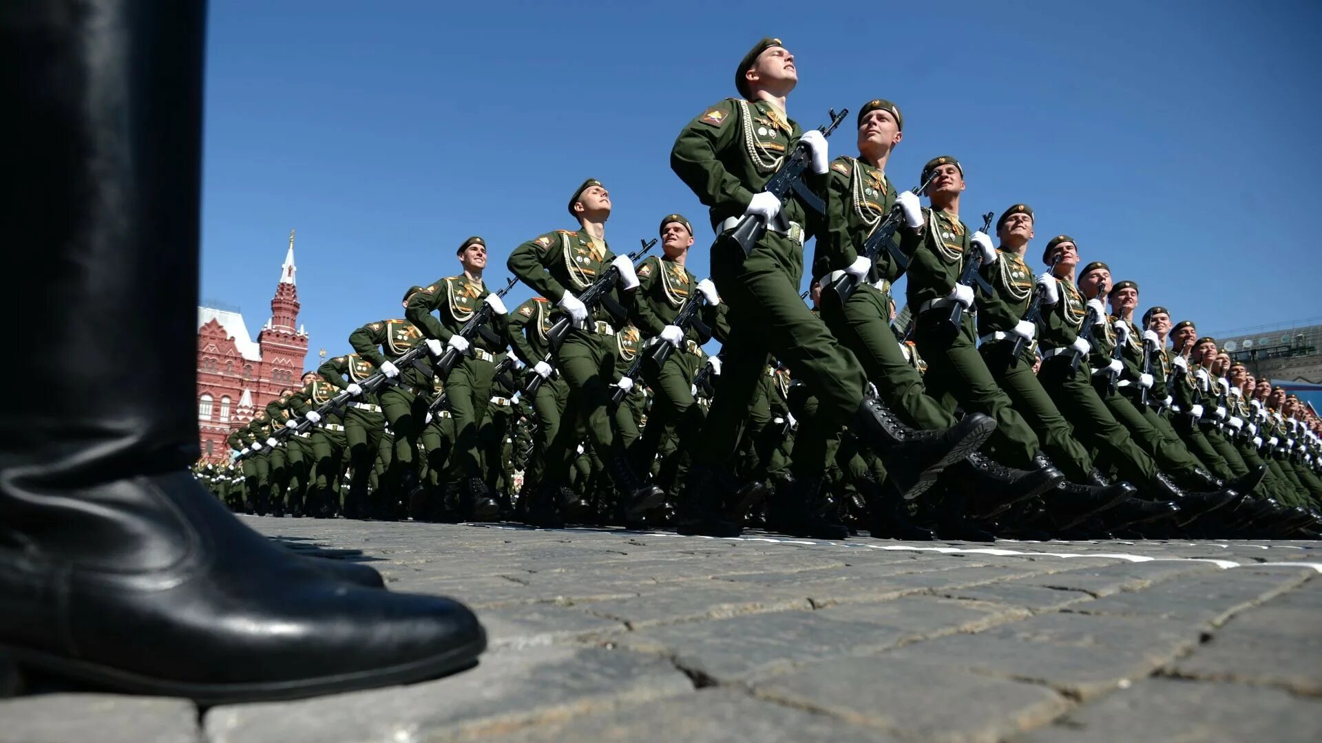 Парад победы солдаты. Военный парад. Солдаты на параде. Солдаты на параде Победы. Строй солдат на параде.