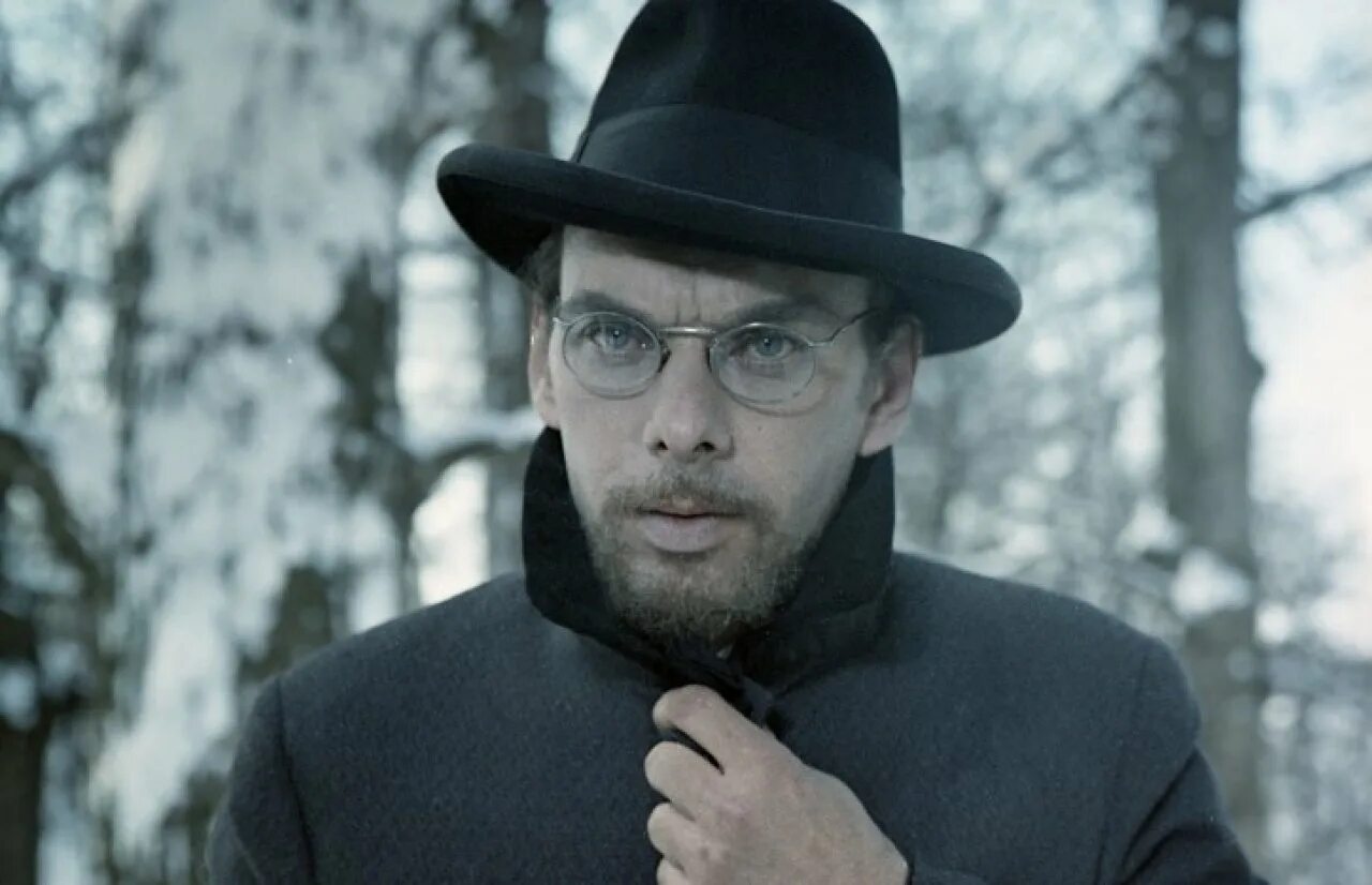 Интеллигентный человек. Мужик с моноклем и шляпой. Мем джентльмен с моноклем. Интеллигентные видео. Интеллигентный мужчина.