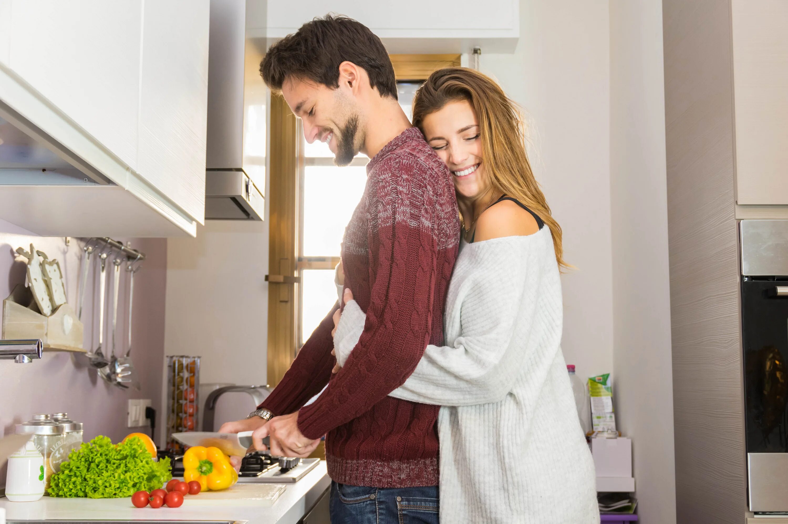 Мужчина и женщина на кухне. Пара обнимается на кухне. Фотосессия пары на кухне. Объятия на кухне. Заботиться форма