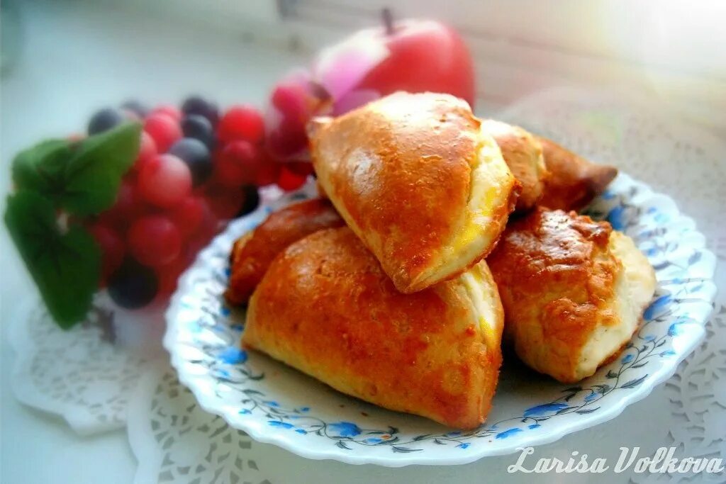 Сами сочни. Сочень творожный. Сочник. Сочники с творогом красивые. Выпекание сочни с творогом.