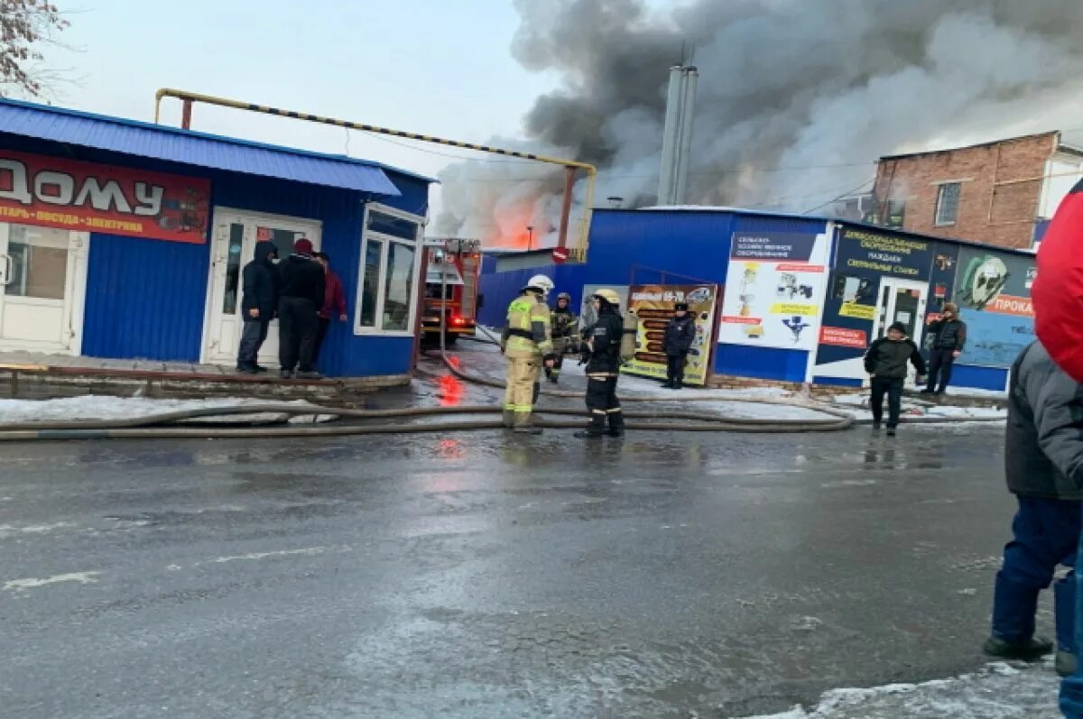 Пожар в Магнитогорске на зеленом рынке. Магнитогорск рынок горит. Пожар в Магнитогорске сейчас на рынке. Пожарный павильон это. Черное магнитогорск г