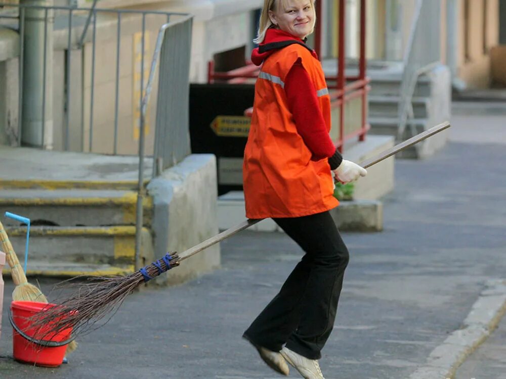 Дворник. Женщина уборка. Уборщик дворник. Дворник. Уборщица сериал 2021.