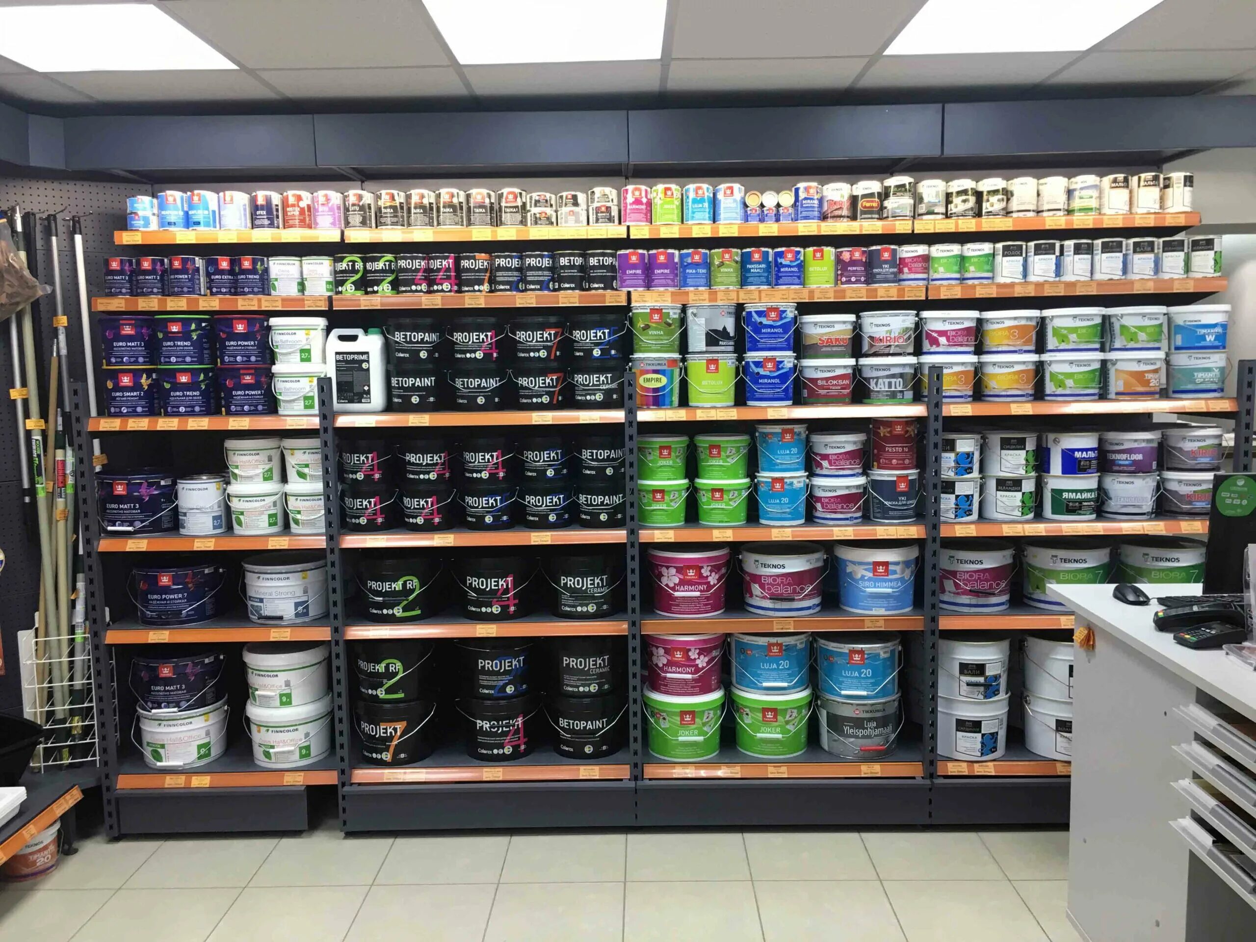 магазин лакокрасочных материалов. лакокрасочные материалы магазин красок. магазин красок. строительные материалы краска. выкладка краски в магазине.